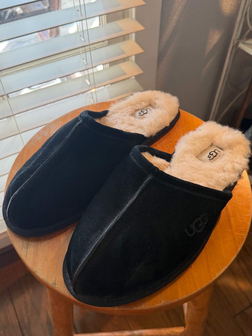 UGG Mens Black Sheepskin-Lined Slippers
